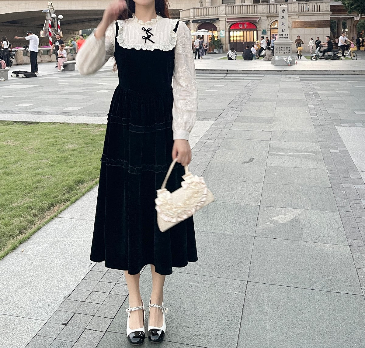 Ruellia Autumn Elegant Lady Lace Black Velvet Long Dress